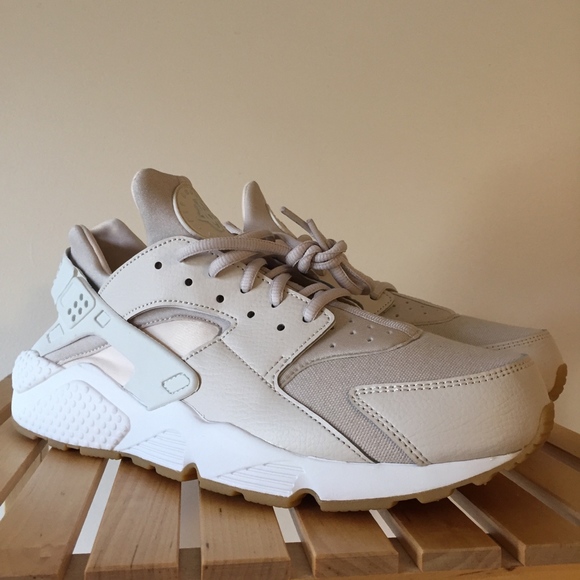 nike air huarache run desert sand